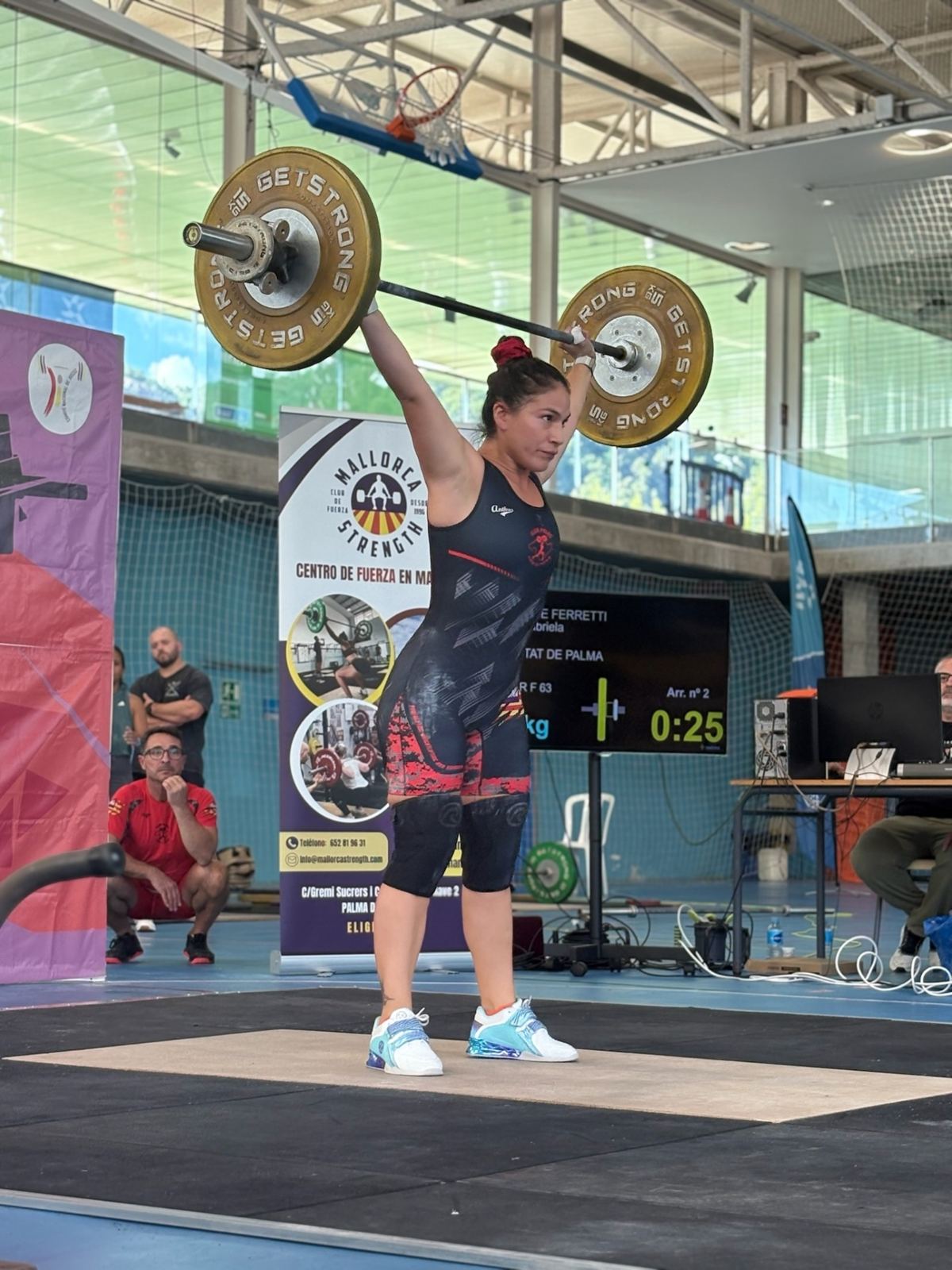 Atleta femenina del club bloqueando un snatch en competición