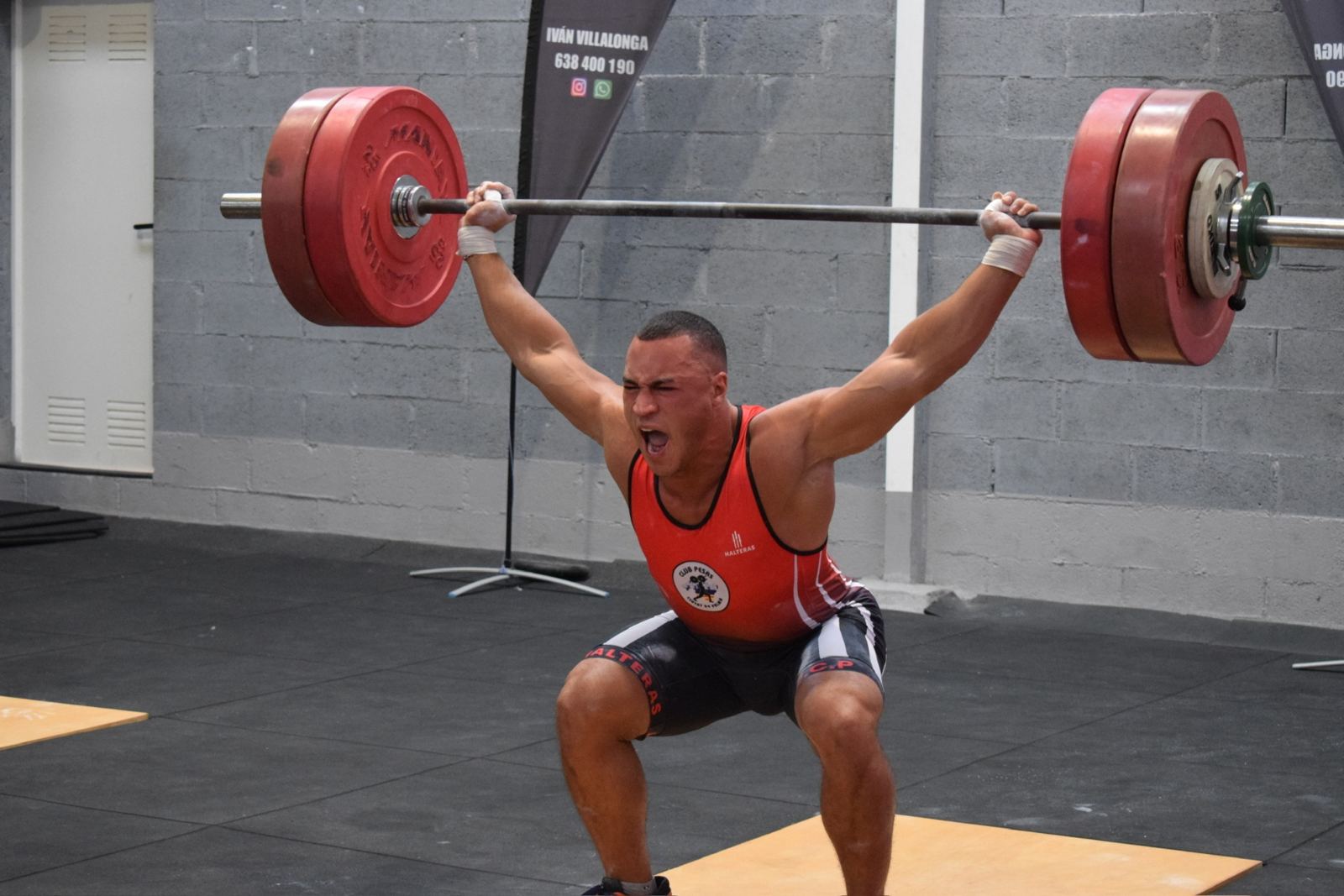 Atleta del club ejecutando una arrancada en competición